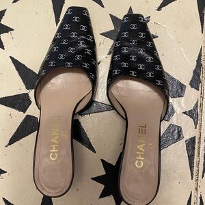 CHANEL Black CC-Logo Pointed Toe Patent Leather Mules